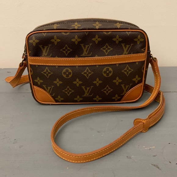 Louis Vuitton Handbags - Louis Vuitton Monogram Crossbody Bag in Brown and Tan